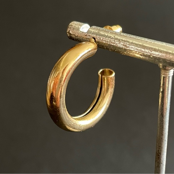 Buccatini Gold Hoop Fashion Earrings - NWT - Picture 2 of 9
